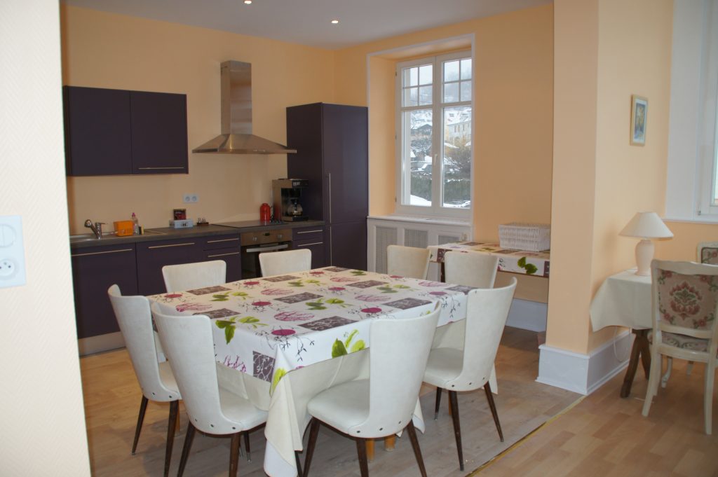 Intérieur chaleureux de la villa